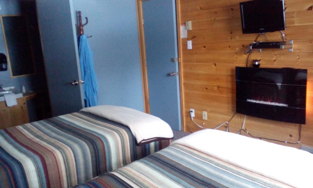 Spectacle Lake Lodgeバンクロフト エクステリア 写真